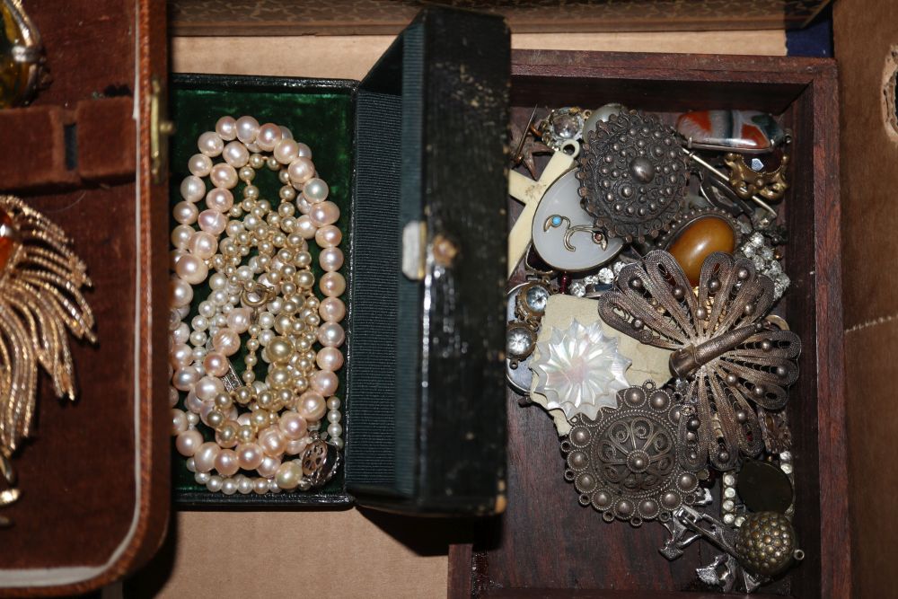 A mixed quantity of assorted costume jewellery including some white metal.